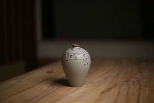 家居插花艺术与手工粗陶花插的美学融合